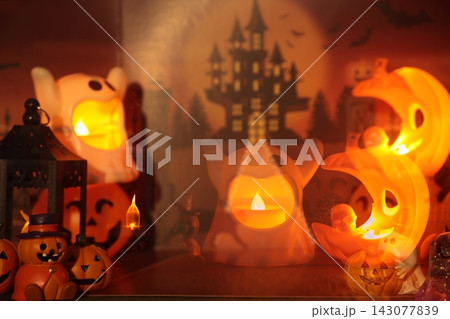 ハロウィンのかぼちゃと沢山のキャンドル ハロウィンのかぼちゃと沢山のキャンドル 143077839