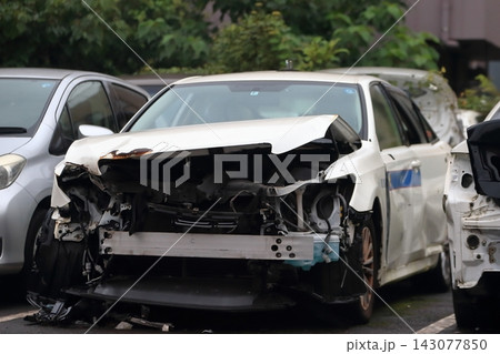 フロント部分を破損した乗用車 143077850