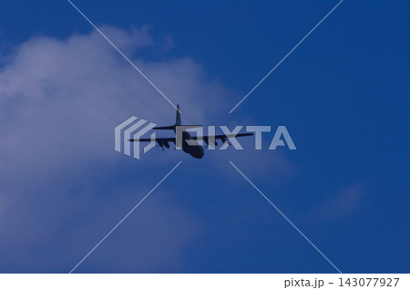 空を飛ぶ輸送機 143077927