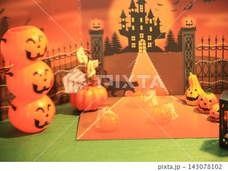 ハロウィンをイメージしたデコレーションの静物 ハロウィンをイメージしたデコレーションの静物 143078102
