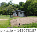 畑に囲まれた小屋 143078187