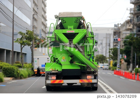 アジテータトラック（コンクリートミキサー車） 143078209