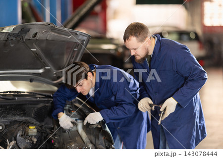 Mechanics to fix the car 143078444