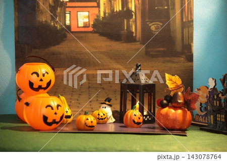 夜の装飾されたハロウィンのイメージ 143078764