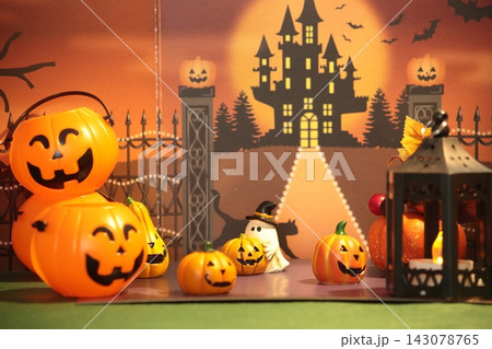 ハロウィン背景でカボチャの装飾をしたハロウィンイメージ 143078765