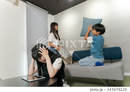 部屋でじゃれ合う子供たち 部屋でじゃれ合う子供たち 143079220