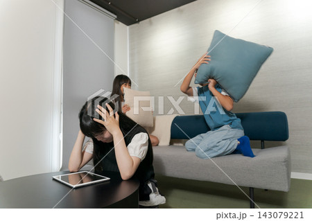 部屋でじゃれ合う子供たち 部屋でじゃれ合う子供たち 143079221