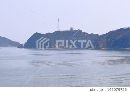 鳥羽湾のイルカ島へ向かう遊覧船と展望台(三重県鳥羽市 日向島) 鳥羽湾のイルカ島へ向かう遊覧船と展望台(三重県鳥羽市 日向島) 143079726