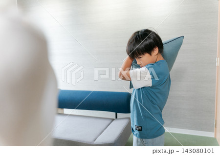 クッションを投げて喧嘩する子供たち 143080101