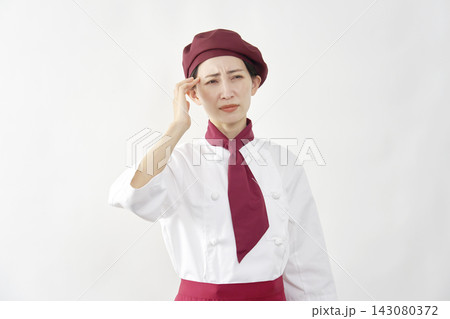 女性 パティシエ・パン屋・カフェ店員 頭痛 白背景 女性 パティシエ・パン屋・カフェ店員 頭痛 白背景 143080372