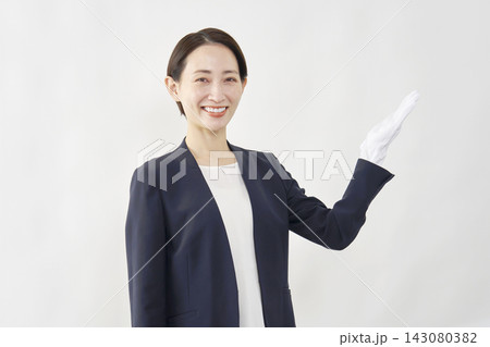 手のひらで右側を指す女性鑑定士 白背景 手のひらで右側を指す女性鑑定士 白背景 143080382