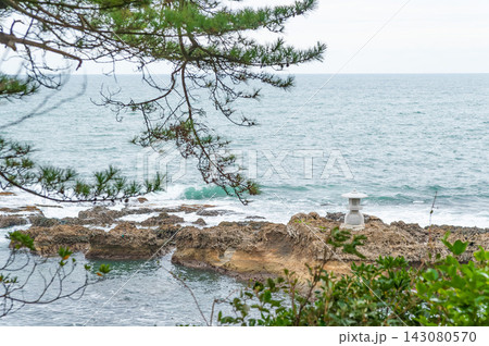 五浦海岸の岩礁に立つ石灯籠と太平洋の風景(茨城県北茨城市) 五浦海岸の岩礁に立つ石灯籠と太平洋の風景(茨城県北茨城市) 143080570