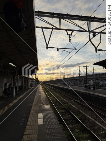 夕日に照らされる線路 夕日に照らされる線路 143081144