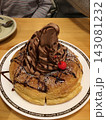 ホットケーキに乗せたチョコレートケーキ 143081232
