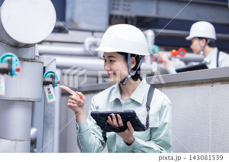 ビルメンテナンス　設備点検をする女性　撮影協力：学校法人電波学園　東京電子専門学校 143081539