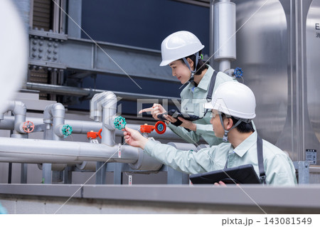 ビルメンテナンス　設備点検をするスタッフ　撮影協力：学校法人電波学園　東京電子専門学校 143081549