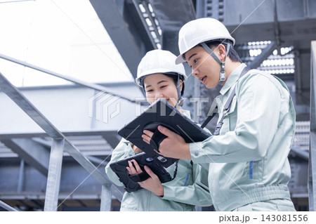 ビルメンテナンス　設備点検をするスタッフ　撮影協力：学校法人電波学園　東京電子専門学校 143081556