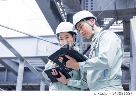 ビルメンテナンス　設備点検をするスタッフ　撮影協力：学校法人電波学園　東京電子専門学校 143081557