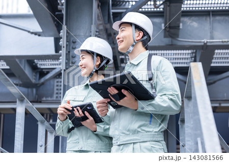 ビルメンテナンス　設備点検をするスタッフ　撮影協力：学校法人電波学園　東京電子専門学校 143081566