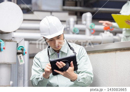 ビルメンテナンス　設備点検をする男性　撮影協力：学校法人電波学園　東京電子専門学校 143081665