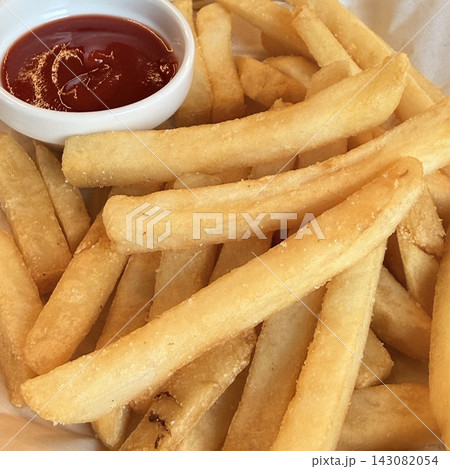 揚げたてのフライドポテトとケチャップのクローズアップ 143082054