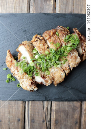 スレートプレートに盛った鶏もも肉の1枚唐揚げ スレートプレートに盛った鶏もも肉の1枚唐揚げ 143082307