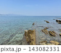 底まで透き通る浅瀬と岩肌が描く静かな沿岸風景 143082331