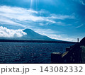 濃密なブルーに包まれた山中湖と雄大な富士のシルエット 143082332