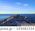 青空と海の中央を貫くダイナミックな洋上ハイウェイ 143082334