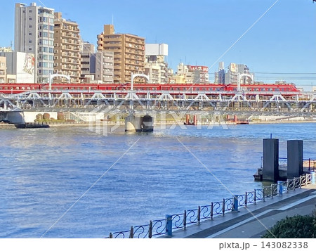 東武スカイツリーライン 隅田川橋梁を渡る東武特急りょうもう号1800系リバイバルカラー車両ペコちゃん 東武スカイツリーライン 隅田川橋梁を渡る東武特急りょうもう号1800系リバイバルカラー車両ペコちゃん 143082338