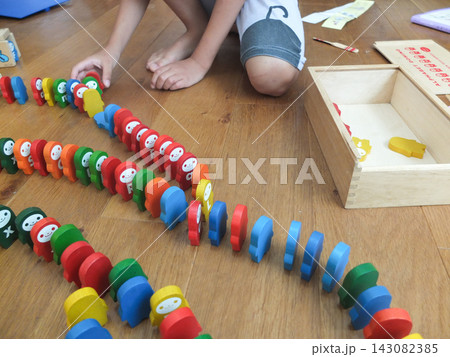 カラフルなアルファベットドミノ と子供の手元 カラフルなアルファベットドミノ と子供の手元 143082385