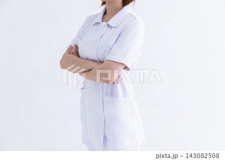 白衣を着た女性 白衣を着た女性 143082508