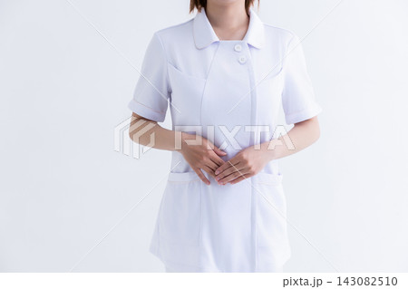 お腹をおさえる白衣の女性 143082510