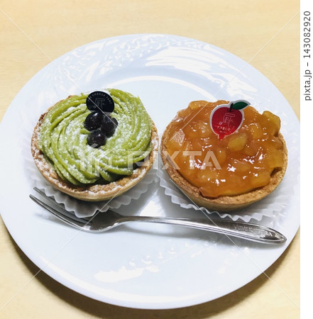 お皿に並ぶ抹茶とアップルシナモンのミニチーズタルト2種 お皿に並ぶ抹茶とアップルシナモンのミニチーズタルト2種 143082920