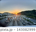 夕焼けの中を走る高速道路 143082999