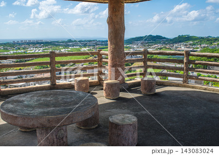 沖縄県八重瀬町の西部プラザ公園の展望台からの眺め 沖縄県八重瀬町の西部プラザ公園の展望台からの眺め 143083024