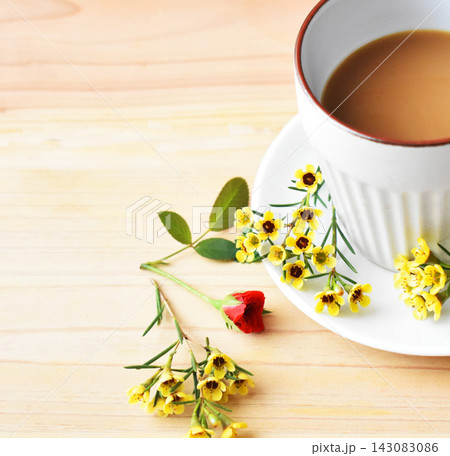 コーヒーと秋のワックスフラワー 143083086