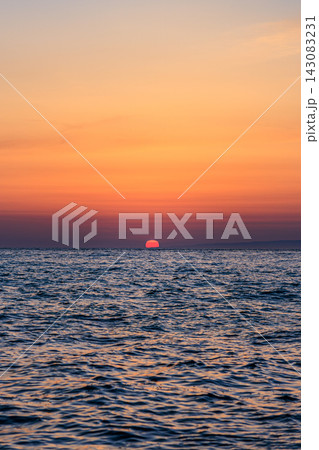 滝瀬海岸の水平線に静かに沈む太陽 茜色グラデーションの美しい夕暮れ 143083231