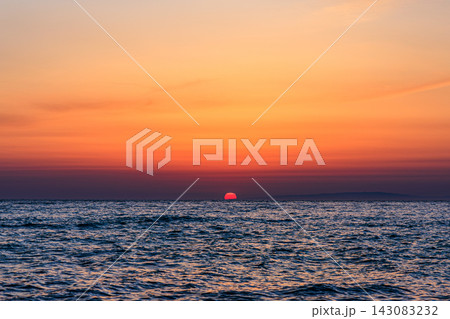 日本海をあかね色に染める夕陽 滝瀬海岸から望む幻想的な日の入り風景 143083232
