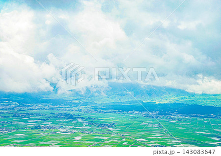 雄大な阿蘇の盆地と緑の田畑を覆う大きな雲 雄大な阿蘇の盆地と緑の田畑を覆う大きな雲 143083647