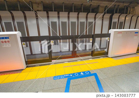 日本の地下鉄駅ホームのホームドアと黄色い点字ブロック 日本の地下鉄駅ホームのホームドアと黄色い点字ブロック 143083777