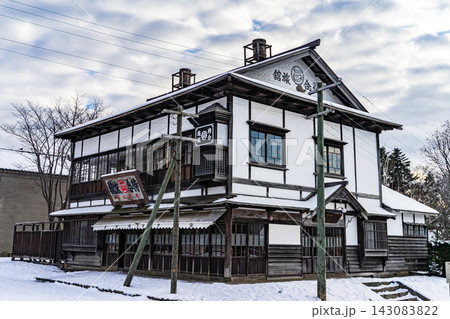 北海道開拓の村で雪に包まれた旅館兼待合所の歴史的建築 北海道開拓の村で雪に包まれた旅館兼待合所の歴史的建築 143083822