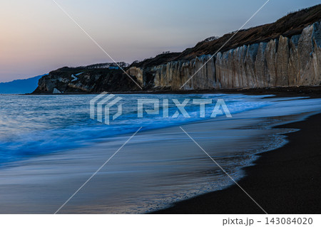 黄昏時の青い海と静かに打ち寄せる白波 滝瀬海岸シラフラの幻想的な夕景 黄昏時の青い海と静かに打ち寄せる白波 滝瀬海岸シラフラの幻想的な夕景 143084020