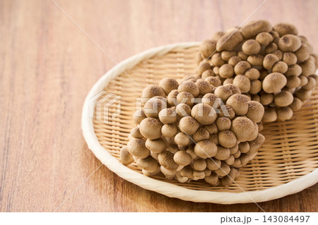 生のぶなしめじ 竹ざるに盛った未調理のきのこ食材 生のぶなしめじ 竹ざるに盛った未調理のきのこ食材 143084497