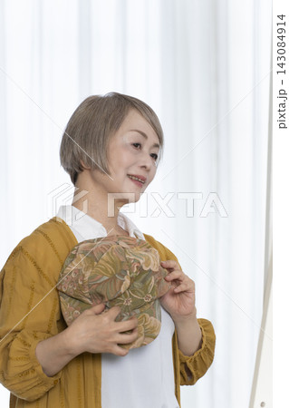 帽子を選びオシャレをするシニア女性 帽子を選びオシャレをするシニア女性 143084914