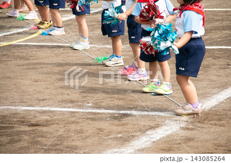 運動会で踊る園児の素材画像 143085264