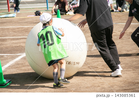 運動会で親子競技 大玉転がしで走る園児 運動会で親子競技 大玉転がしで走る園児 143085361