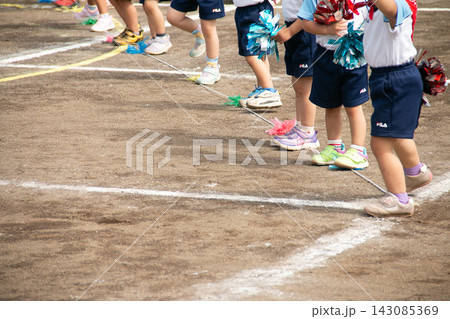 運動会で踊る園児の素材画像 143085369