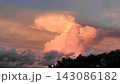 夕焼けに染まる赤い入道雲 夕焼けに染まる赤い入道雲 143086182