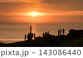 石垣島御神崎の夕陽を見る人々のシルエット 石垣島御神崎の夕陽を見る人々のシルエット 143086440